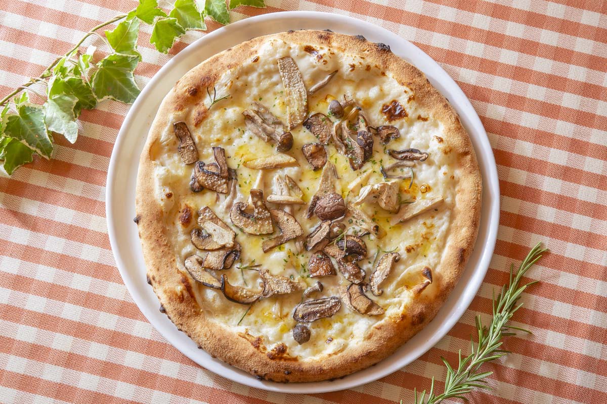 マンマパスタ フンギ(チーズソーズのピッツァ)