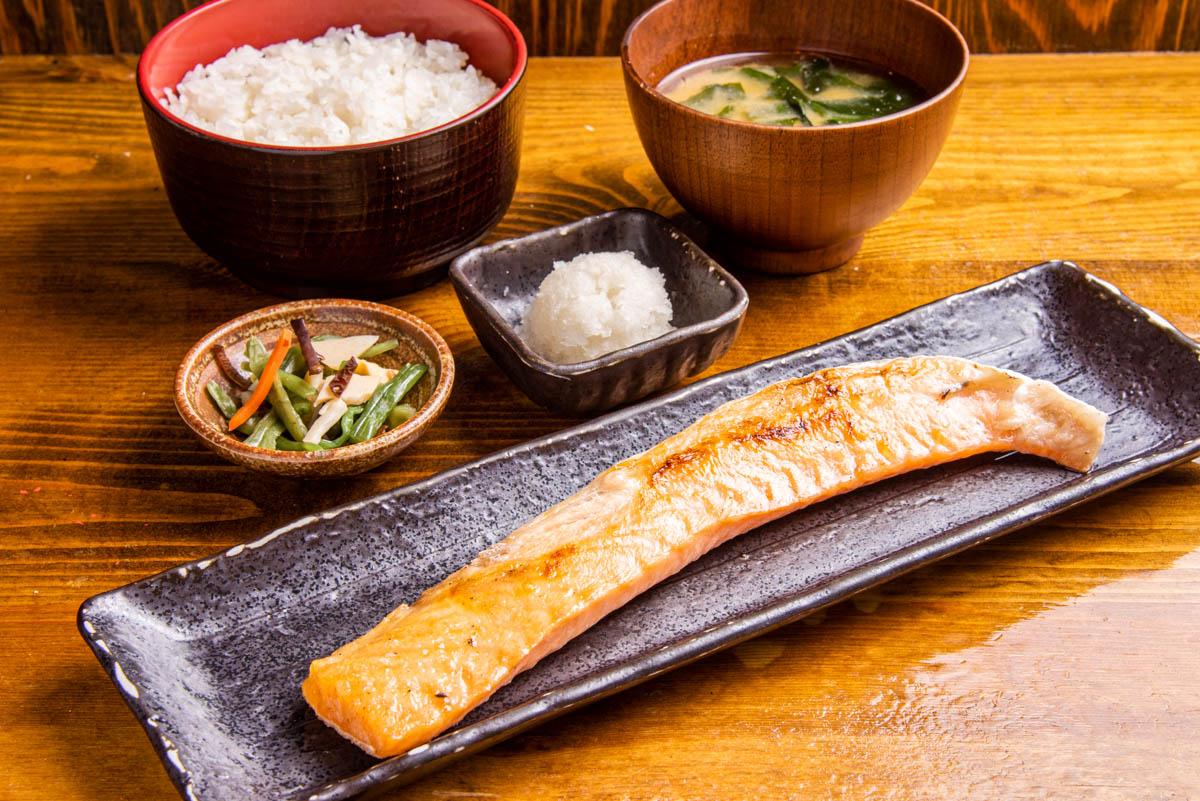 しんぱち食堂 サーモンハラス干し定食