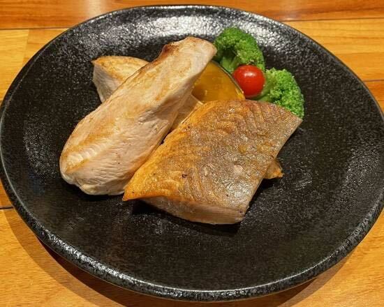 筋肉食堂 New・鶏ムネ肉ステーキ+サーモン (弁当)