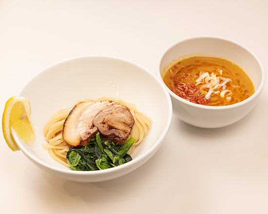 トクベツ。 海老塩つけ麺(薬味ネギ、レモン、干し海老、豚叉焼1枚、ほうれん草)