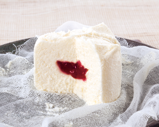 夢庵 豆乳のチーズケーキ(ラズベリーソース)