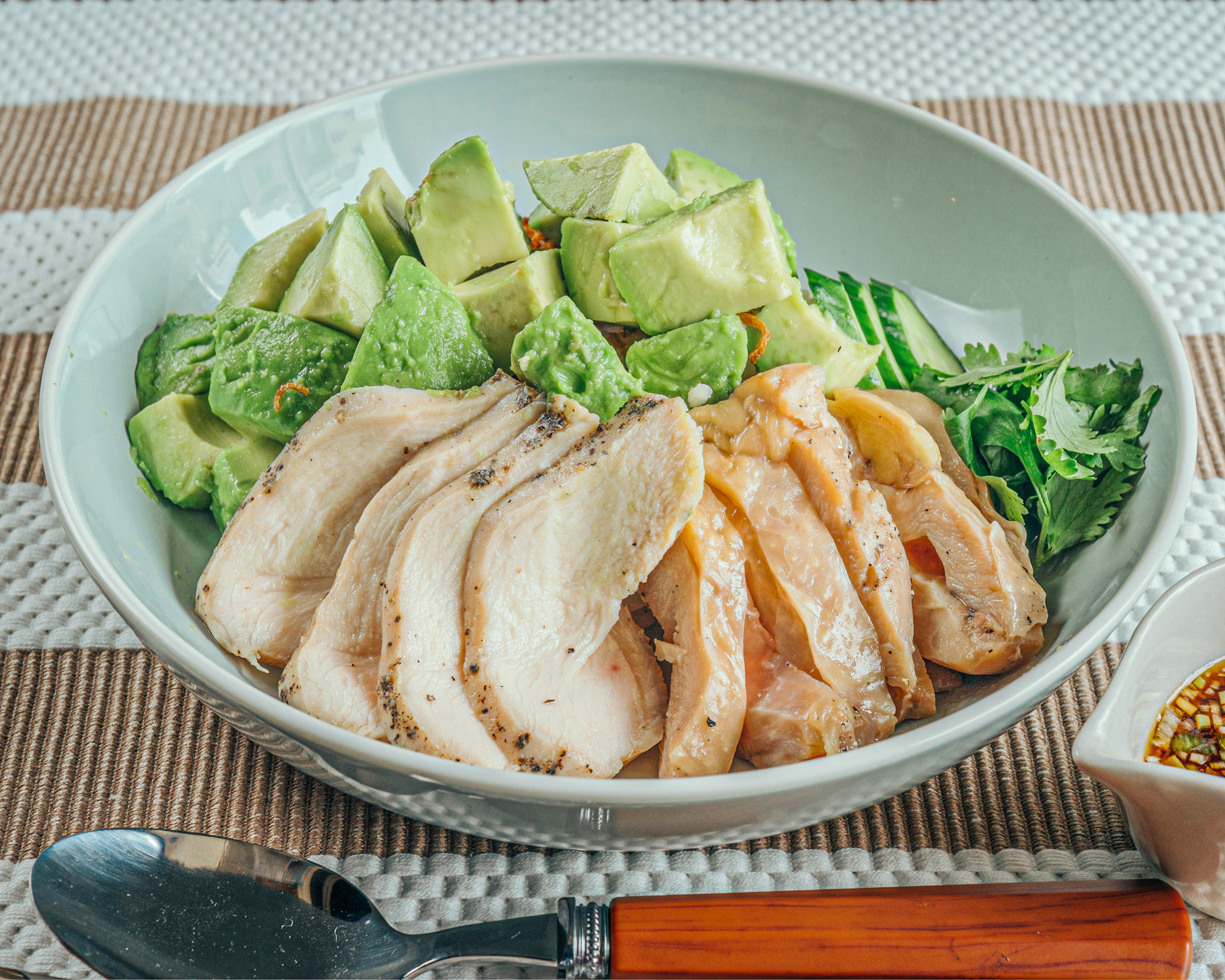 高たんぱく・糖質制限カオマンガイ 東京鶏飯食堂 【アボカドのせ】カオマンガイ(もも肉とむね肉) [Avocado] Khaomangai(thigh ＆ breast)