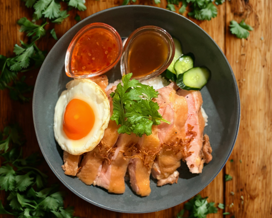 からだ喜ぶ！東京カオマンガイ 【目玉焼き】ジューシーもも肉カオマンガイ [Fried Egg]Khaomangai(Chicken Thigh)