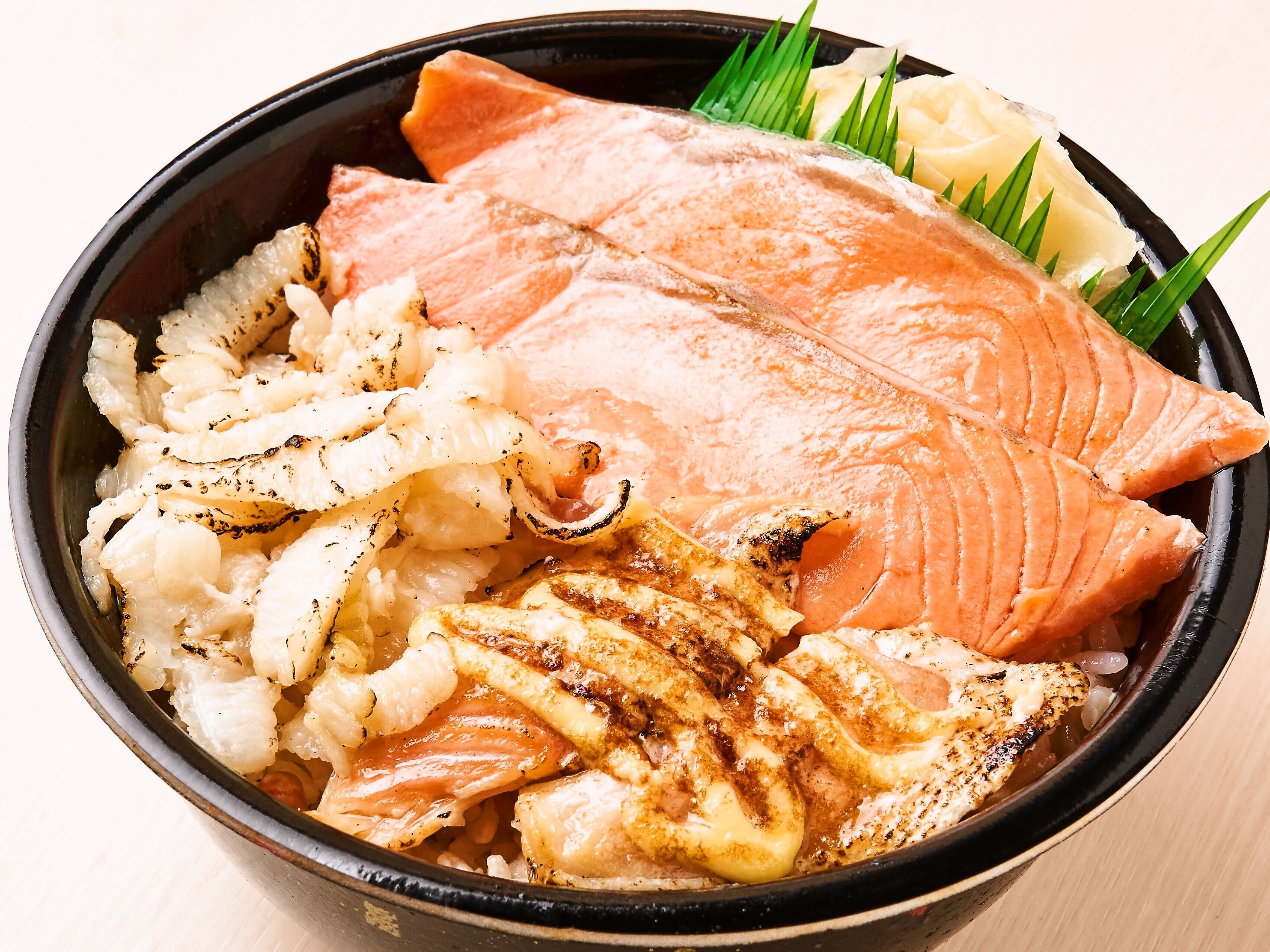 魚丼 炙りマヨハラス炙り縁側炙りサーモン丼(82)