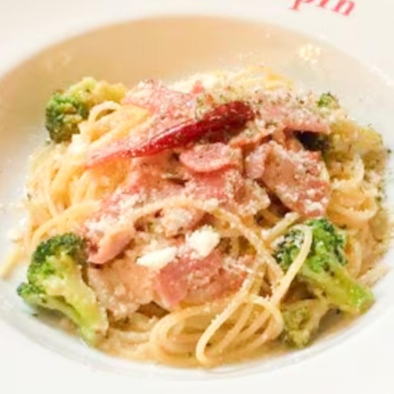 トラットリア シェ ラパン カリカリベーコンとブロッコリーのガーリックソース スパゲッティ