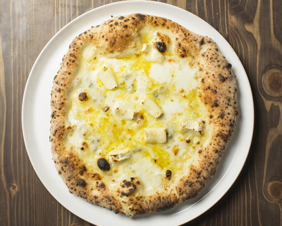 ワインにぴったり！4種チーズのクアトロピッツァ蜂蜜添え