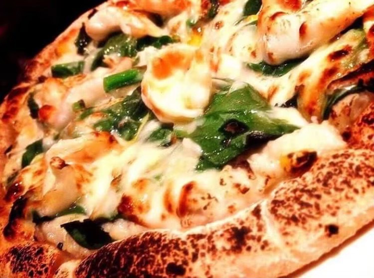 エビとほうれん草のホワイトソースピザ