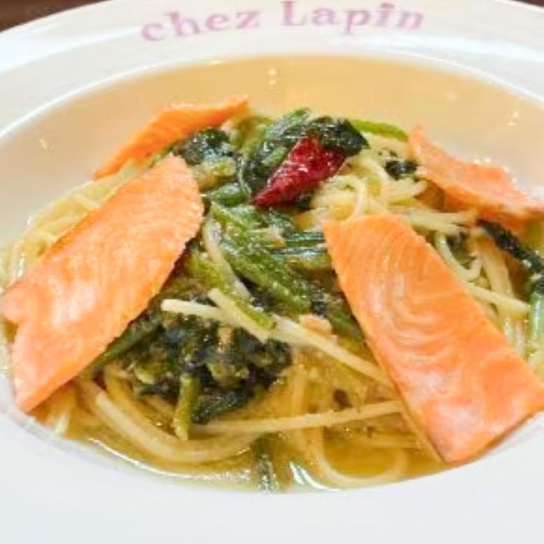 トラットリア シェ ラパン 自家製スモークサーモンとほうれん草のガーリックソース スパゲッティ