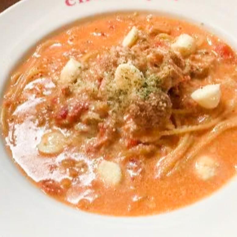 トラットリア シェ ラパン 人気！やわらかチキンとモッツァレラチーズのトマトクリームソース スパゲッティ