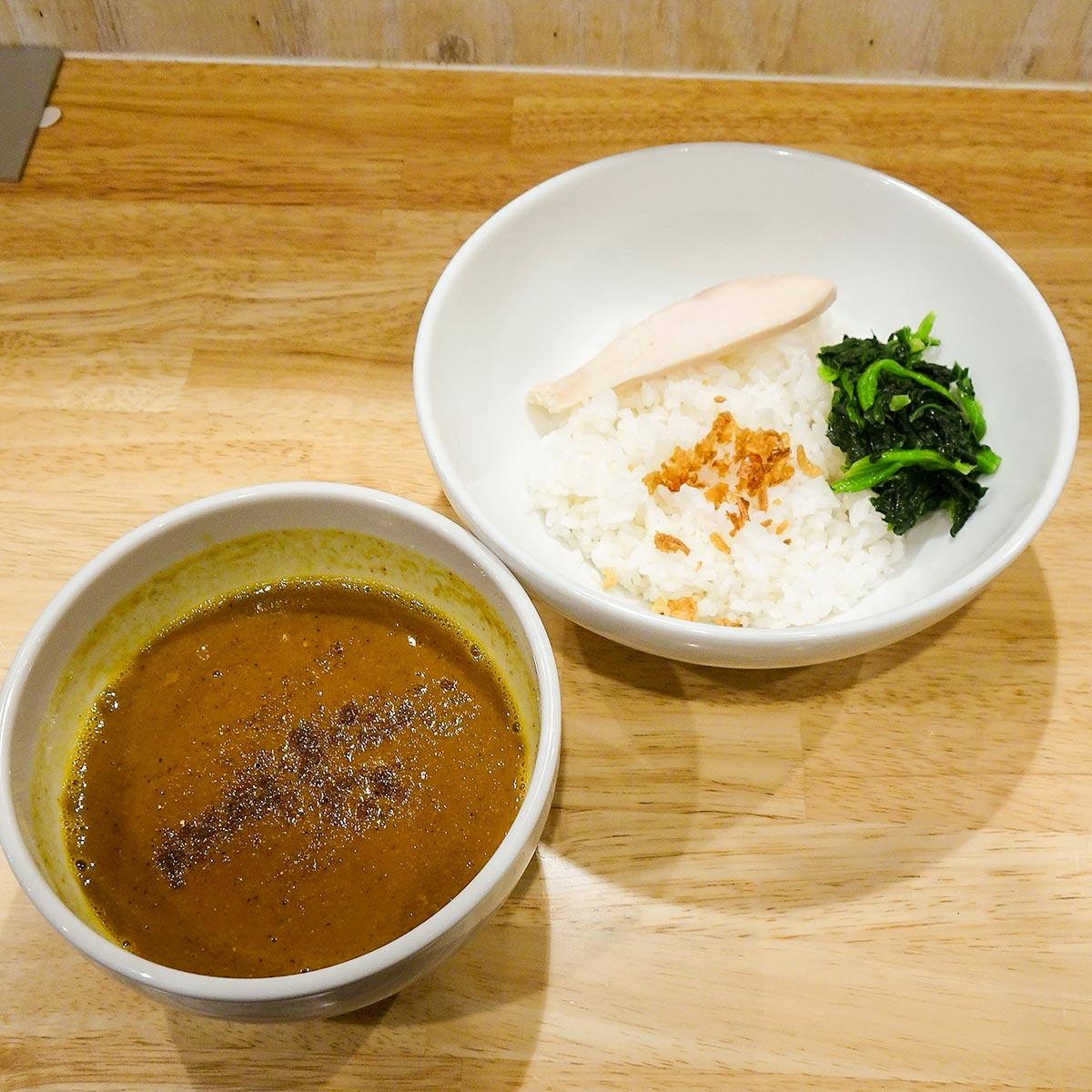 ほうれん草魚介豚骨チキンカレー(フライドオニオン、しっとり国産鶏胸肉1枚、ほうれん草)