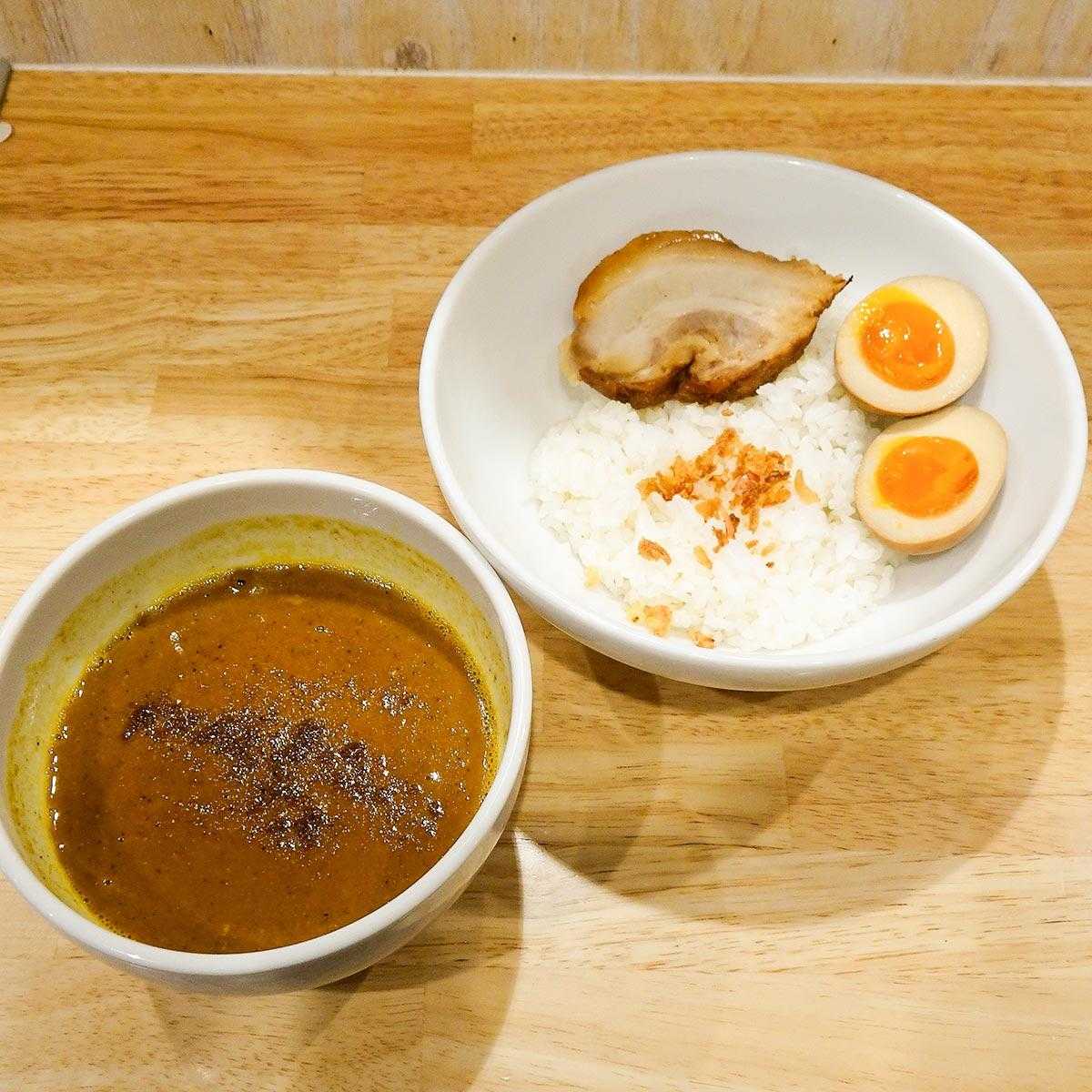 味玉魚介豚骨ポークカレー(フライドオニオン、豚チャーシュー1枚、味玉1個)