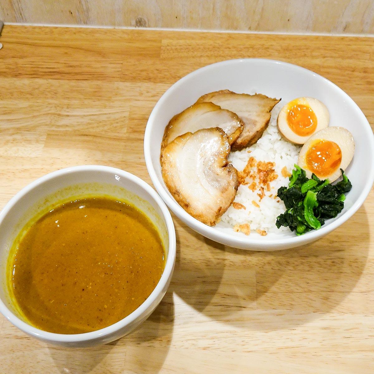 DX豚骨ポークカレー(フライドオニオン、ほうれん草、味玉1個、プルとろ豚バラ肉3枚)