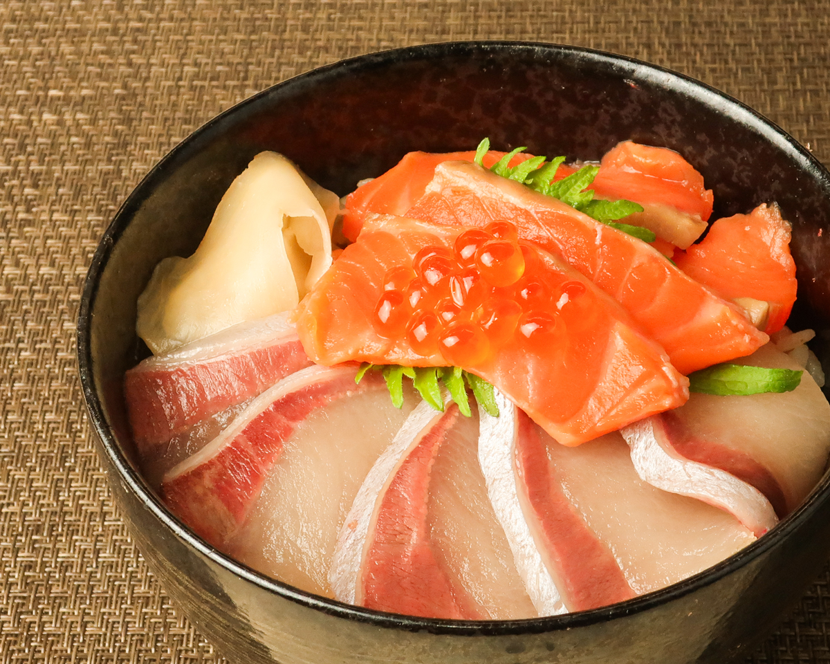 職人のシャリで食べるまぐろ丼 まぐろ近衛 はまちとサーモンの親子丼