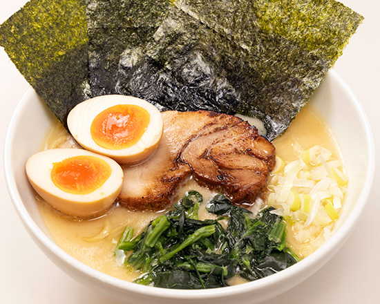 トクベツ。 味玉クリーミー塩豚骨麺(薬味ネギ、のり3枚、豚叉焼1枚、ほうれん草、味玉)