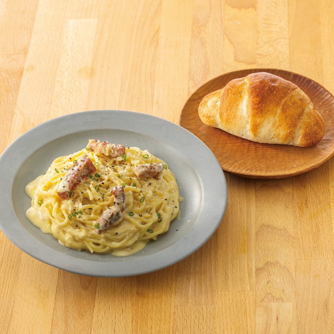 鎌倉パスタ 110.厚切りベーコンのクリームパスタ<名物バジルロール付！>