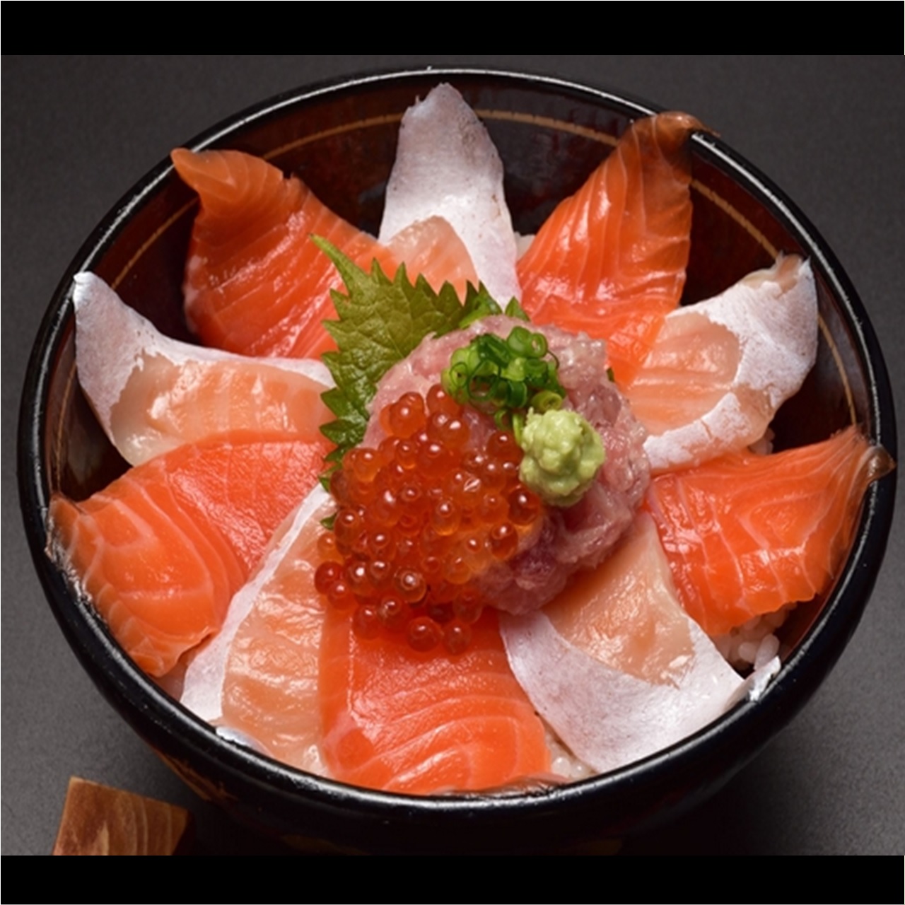 海鮮三崎港 美味しさにさ迷う箸「サーモン丼」