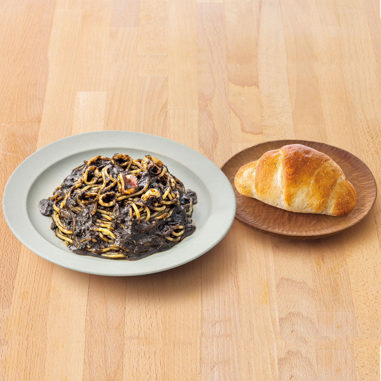 鎌倉パスタ 105.やりいかのいかすみトマトソース<名物バジルロール付き>