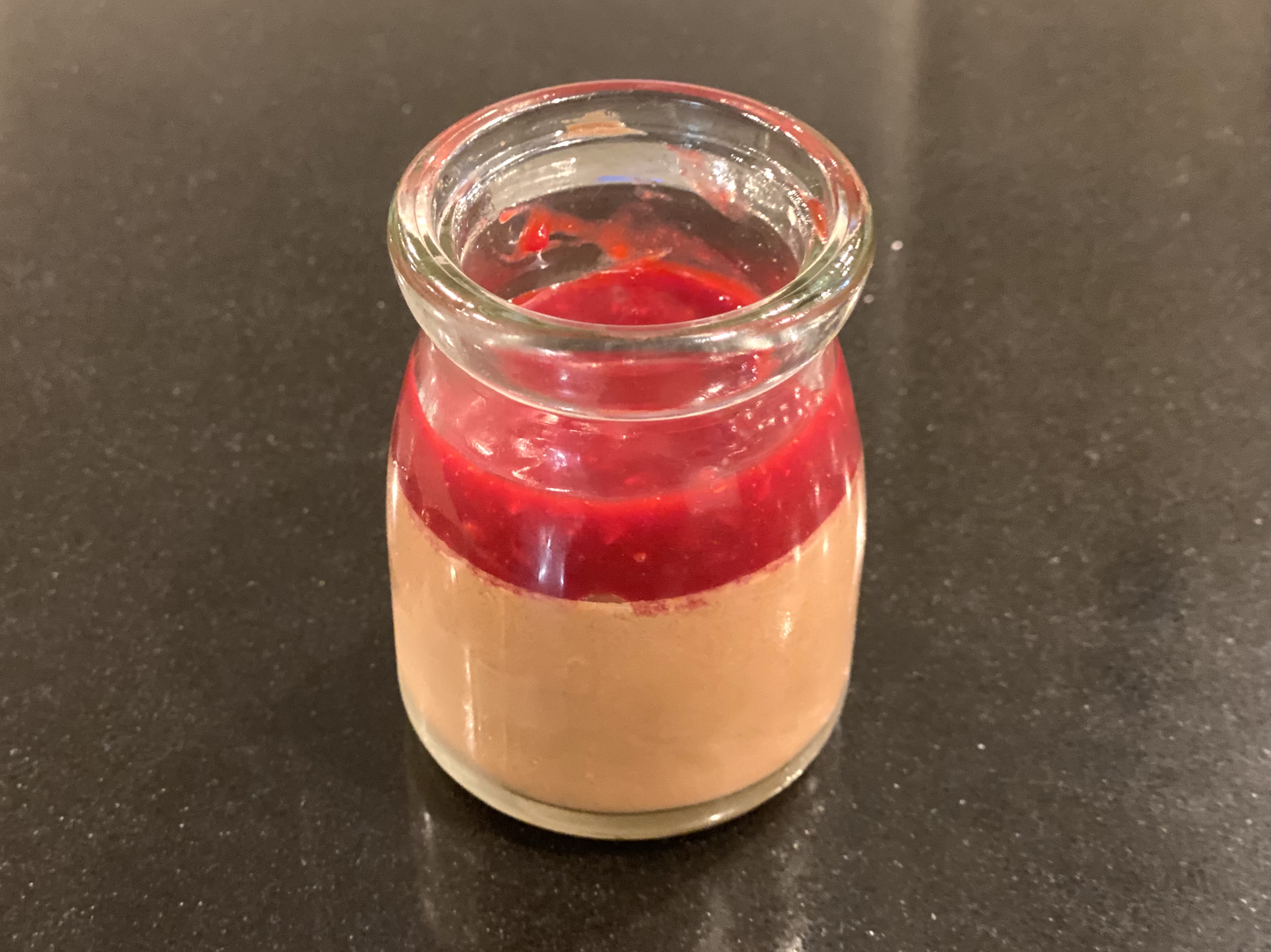 俺のフレンチ チョコレートのムース ベリーのソース