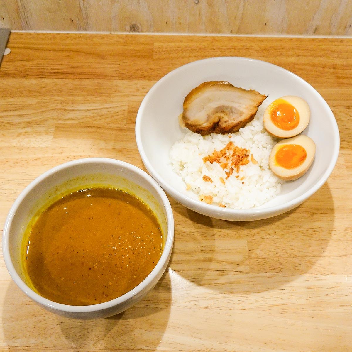 味玉豚骨ポークカレー(フライドオニオン、プルとろ豚バラ肉1枚、味玉1個)