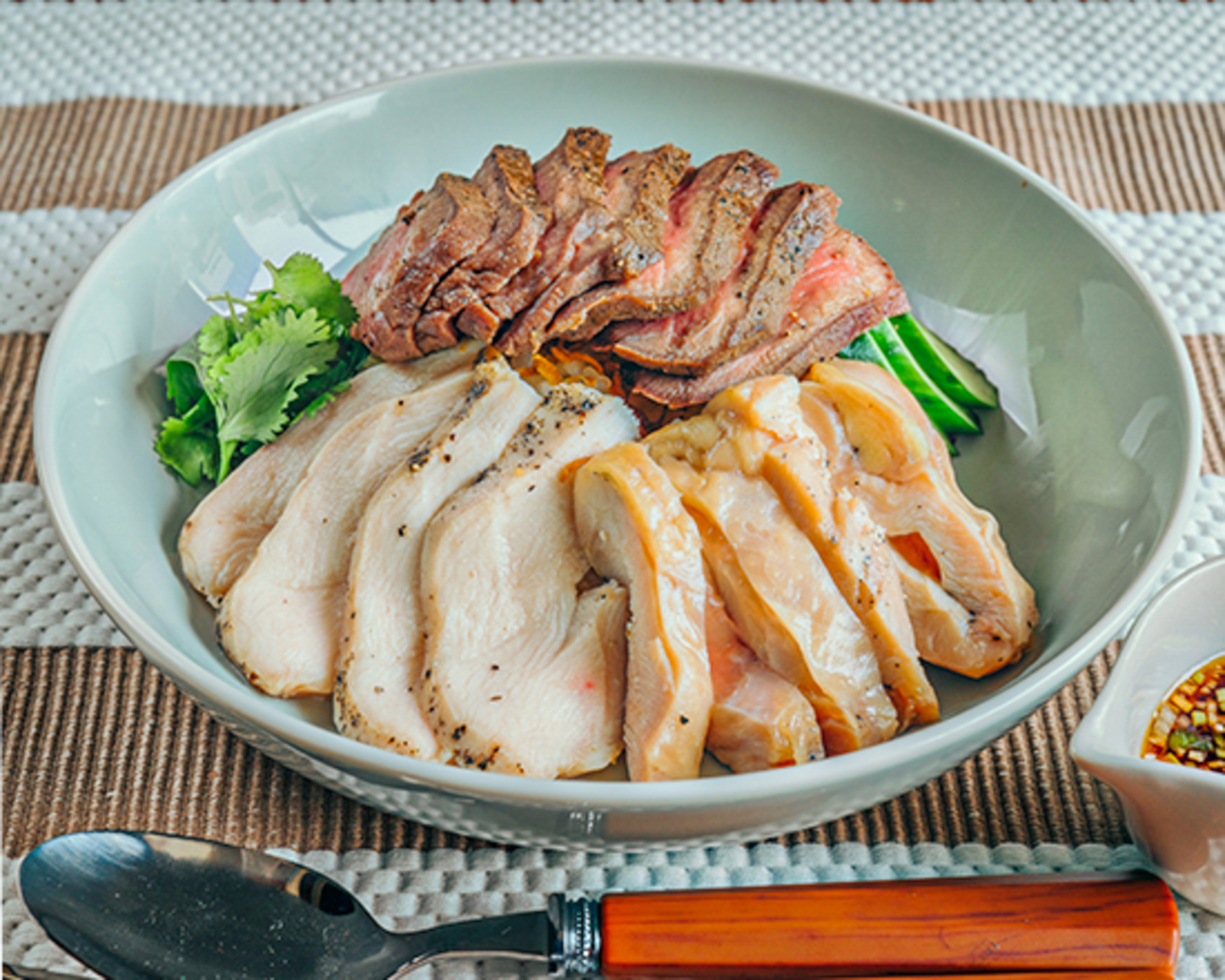 高たんぱく・糖質制限カオマンガイ 東京鶏飯食堂 【ローストビーフのせ】カオマンガイ(もも肉＆むね肉) [Roast Beef] Khaomangai(thigh ＆ breast)