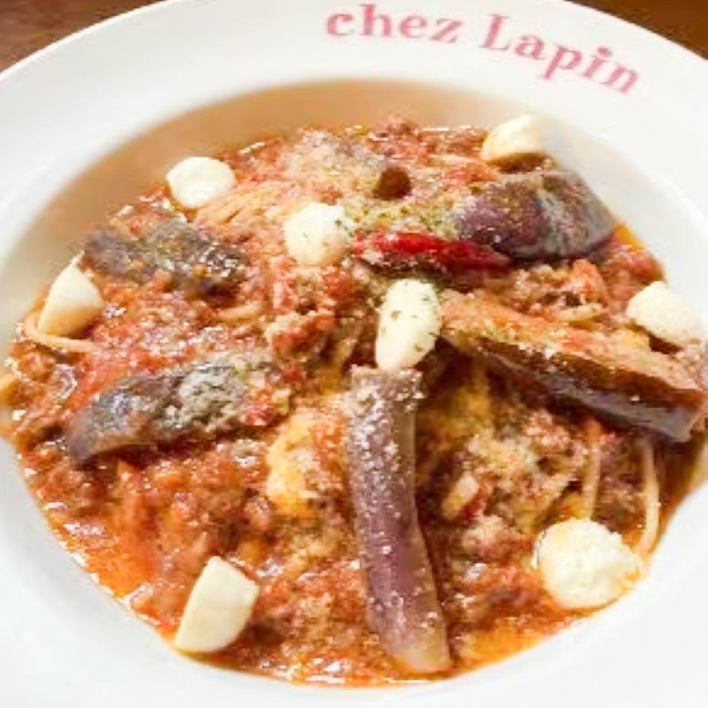 トラットリア シェ ラパン 揚げ茄子とモッツアレラチーズの辛口ミートソース スパゲッティ