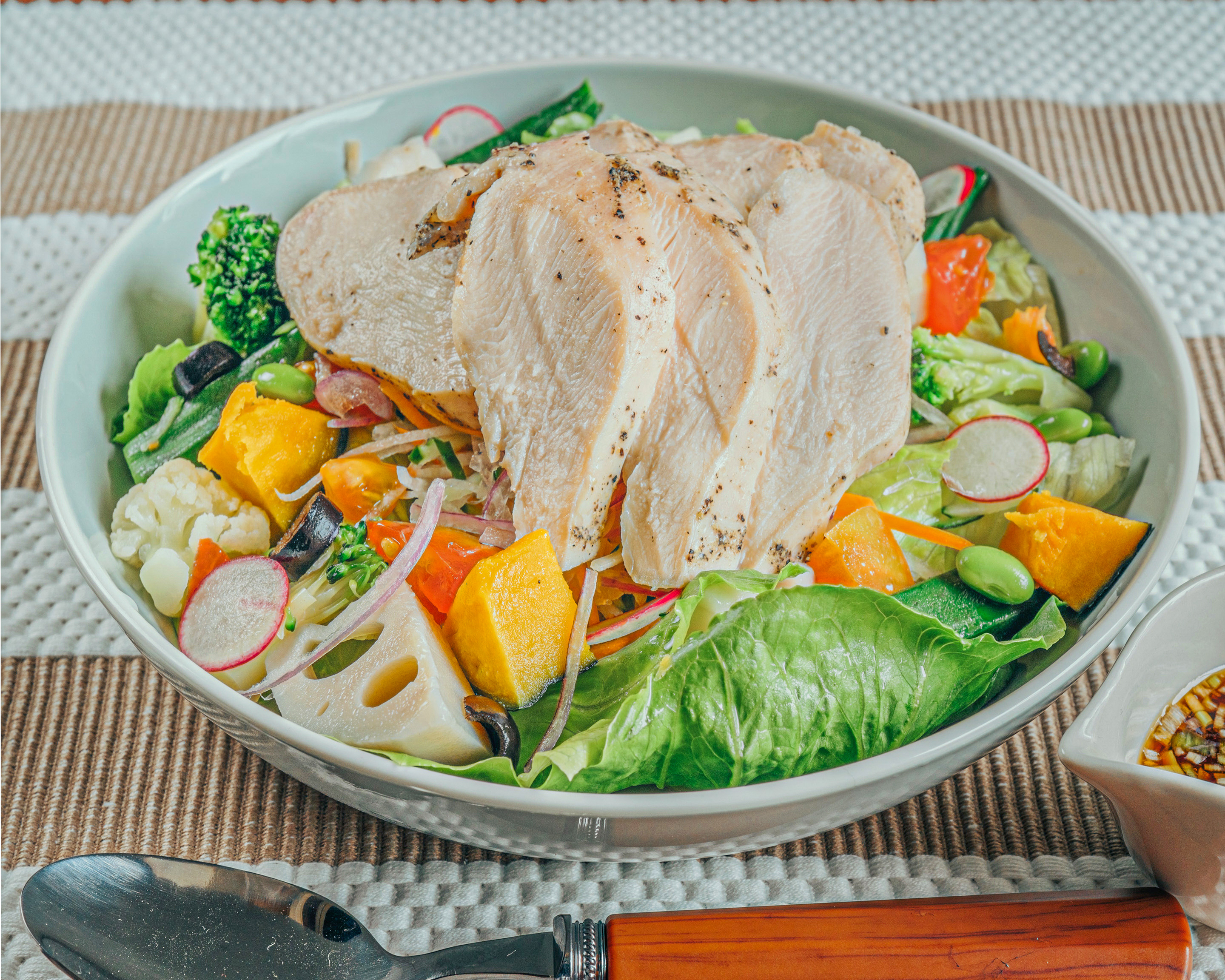 高たんぱく・糖質制限カオマンガイ 東京鶏飯食堂 野菜たっぷりサラダカオマンガイ(むね肉) Salad Khaomangai(Breast)