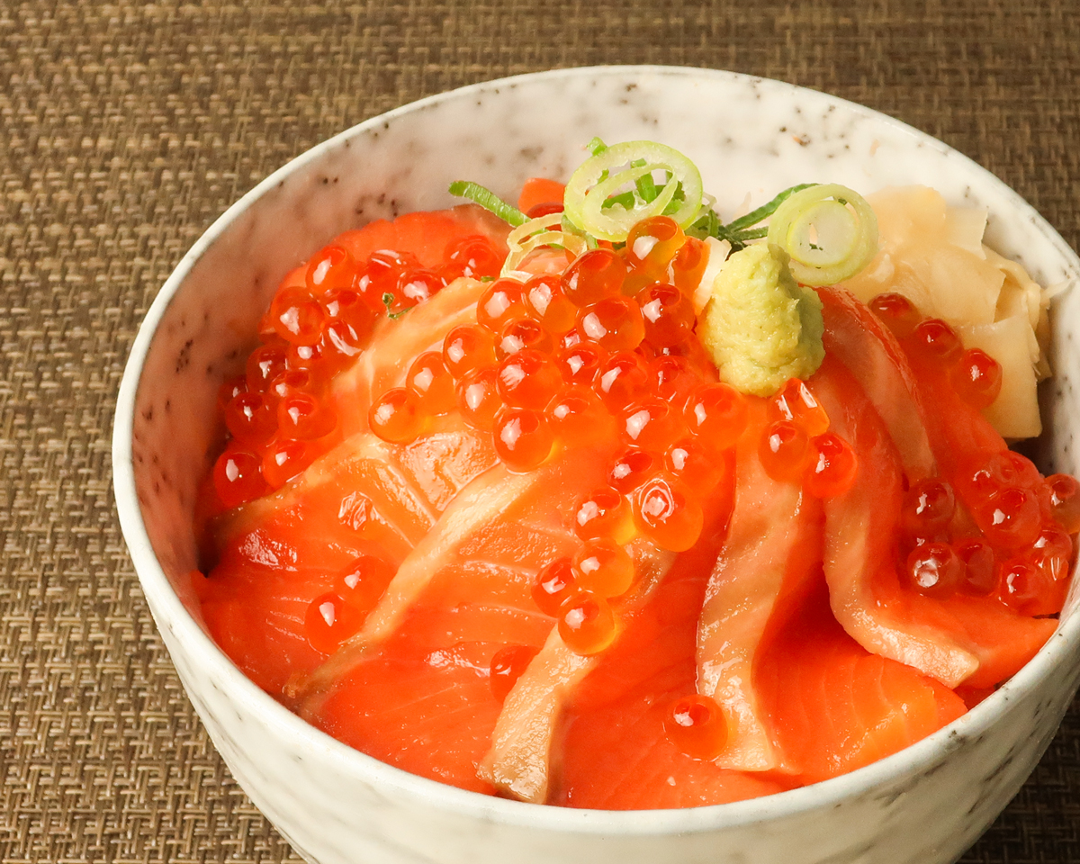 職人のシャリで食べるまぐろ丼 まぐろ近衛 ねぎとろを閉じ込めた、サーモンとイクラのドーム丼