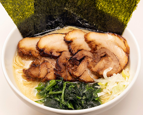 トクベツ。 豚叉焼ましクリーミー塩豚骨麺(薬味ネギ、のり3枚、豚叉焼4枚、ほうれん草)