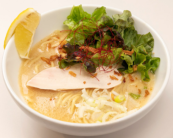 トクベツ。 濃厚鶏白湯麺(薬味ネギ、レモン、鶏叉焼1枚、サニーレタス、フライドオニオン、糸唐辛子)