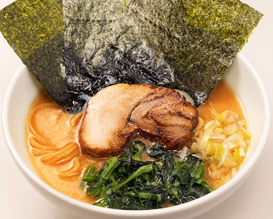 トクベツ。 クリーミー醤油豚骨麺(薬味ネギ、のり3枚、豚叉焼1枚、ほうれん草)