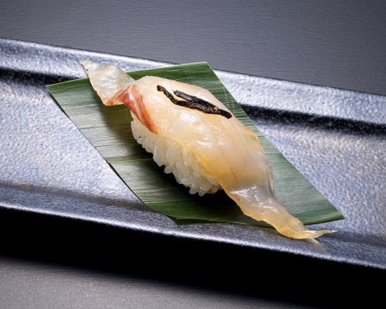 板前寿司 江戸前スズキ昆布〆 Sea Bass with marinated kelp