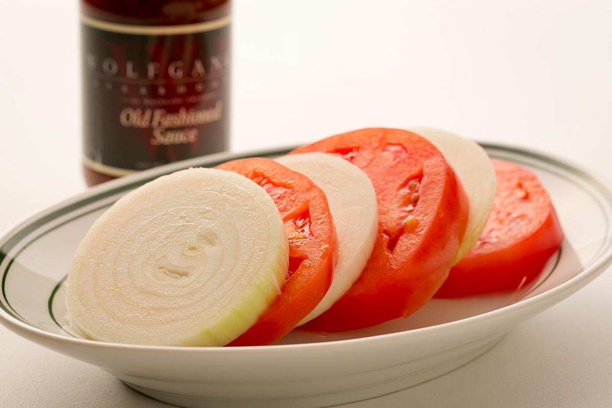 ウルフギャング・ステーキハウス スライスしたトマトとオニオンの盛り合わせ