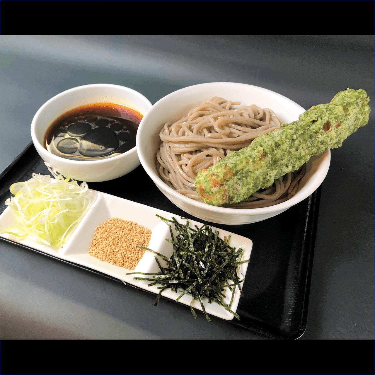 なぜ蕎麦にラー油を入れるのか。 ちくわ天もりそば