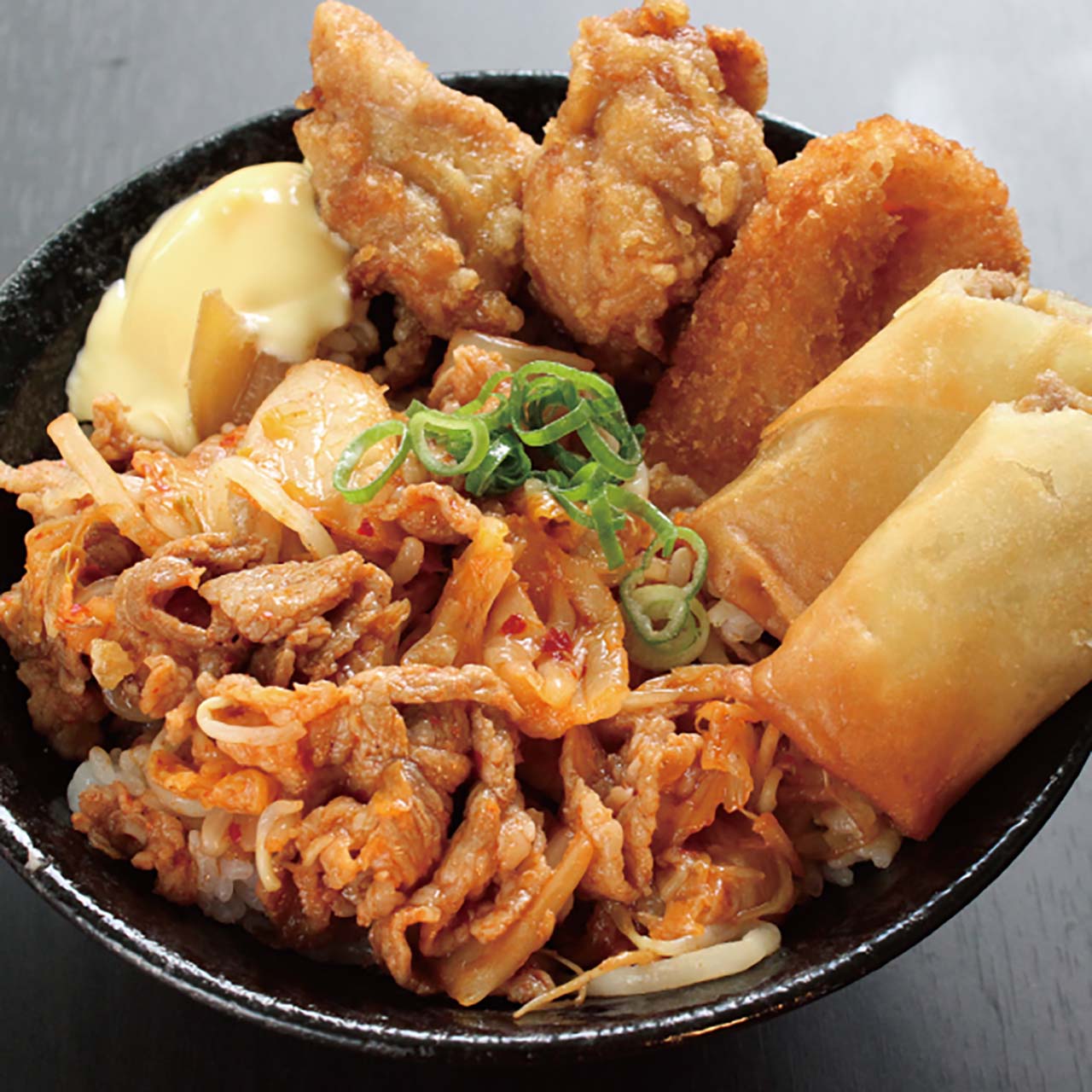 デリズ 豚キムチ丼 500 (唐揚2+コロッケ1+春巻1) ≪1765≫