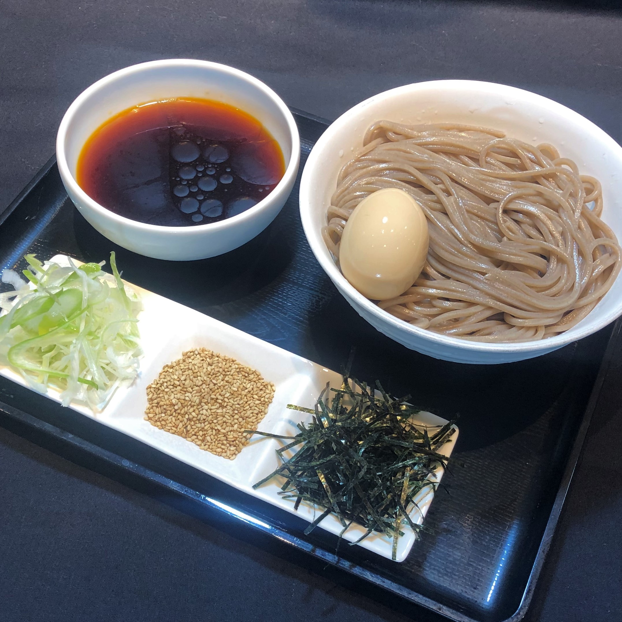 なぜ蕎麦にラー油を入れるのか。 味玉もりそば