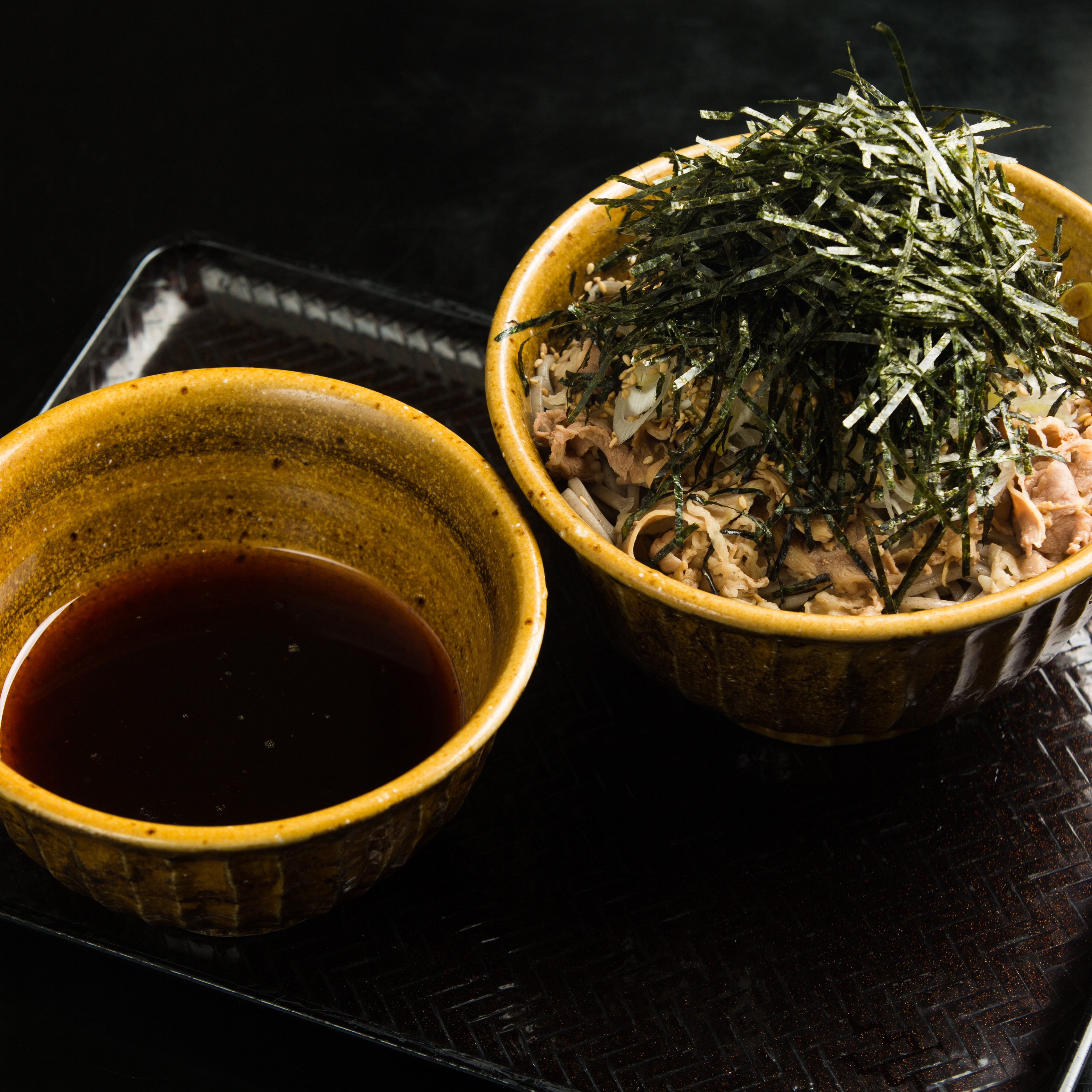 なぜ蕎麦にラー油を入れるのか。人気No.2 ポーク肉そば Pork Soba