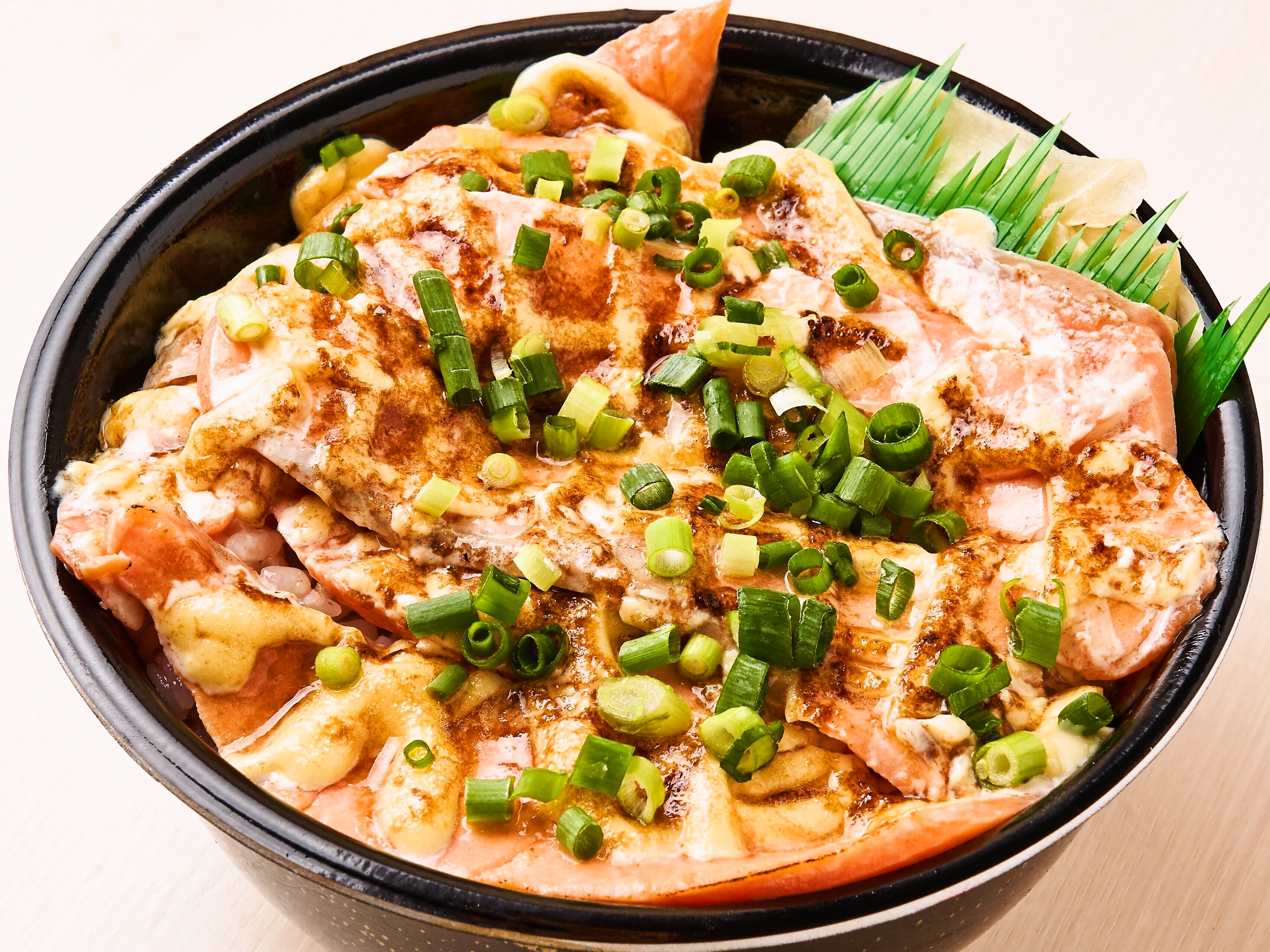 魚丼 炙りマヨサーモン丼 (72) Roasted Mayonnaise and Salmon Rice Bowl