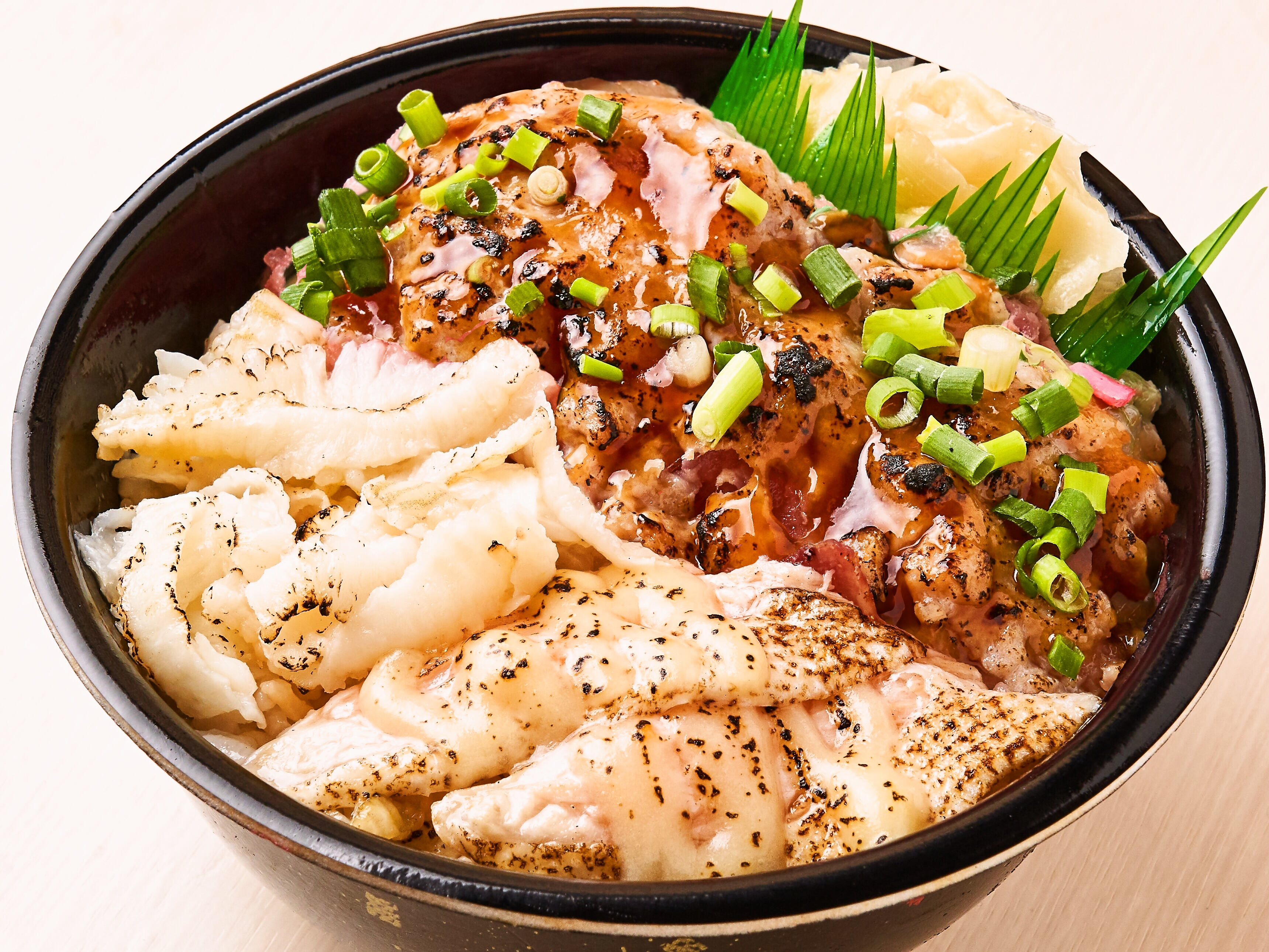 魚丼 炭火風味ねぎとろ炙りチーズハラス炙り縁側丼(87)