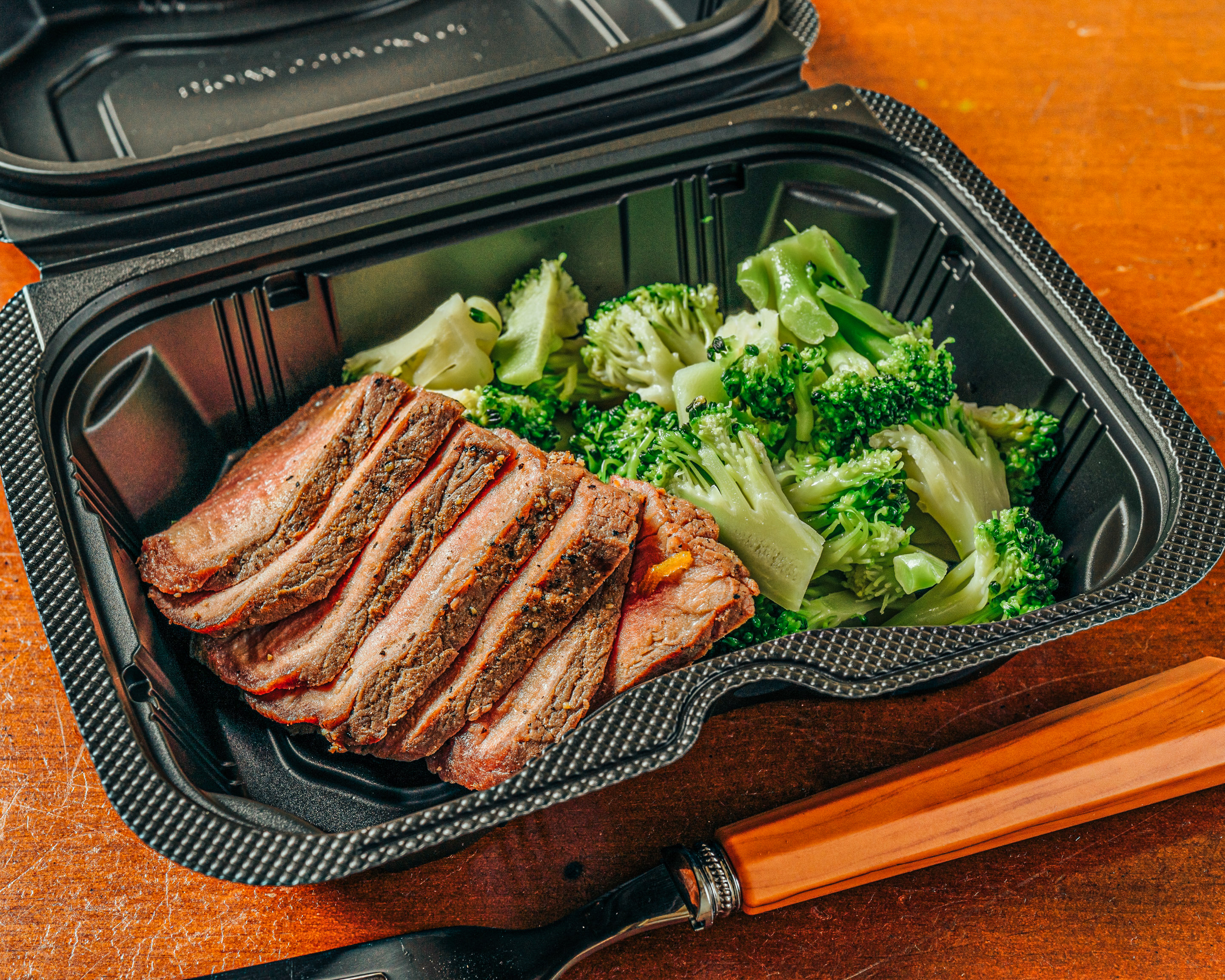 たっぷりたんぱく肉とブロッコリー生活 【たんぱく質31.9g】自家製ローストビーフとブロッコリー(ローストビーフ100g)