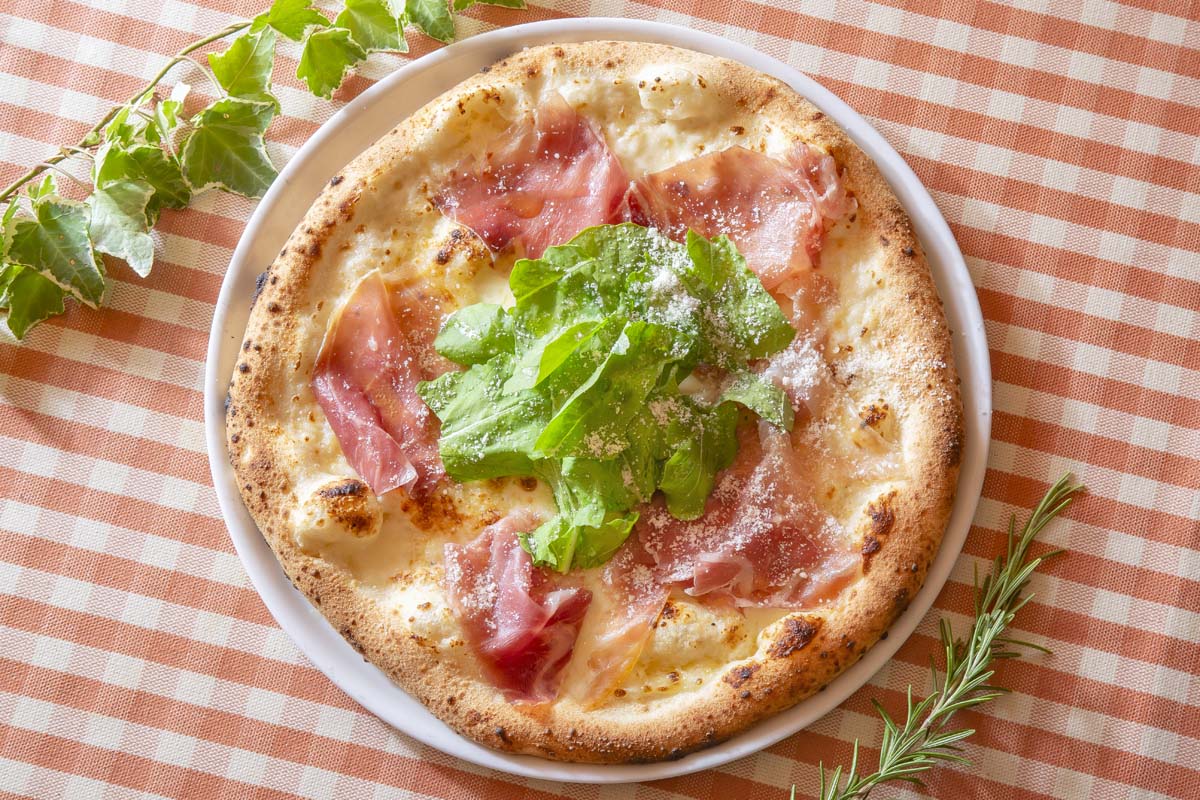 マンマパスタ プロシュート(チーズソーズのピッツァ)