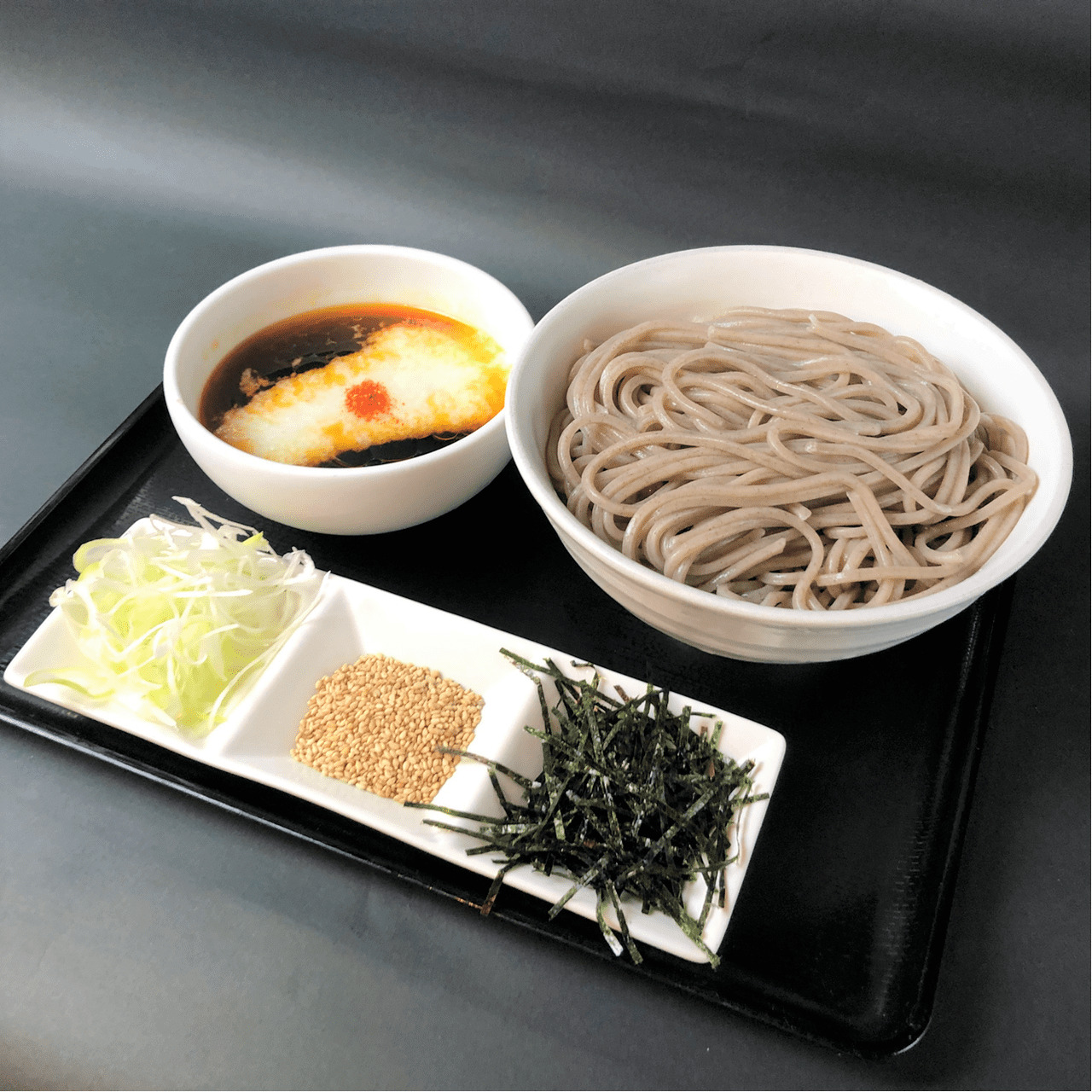 なぜ蕎麦にラー油を入れるのか。人気No.1 とろろもりそば