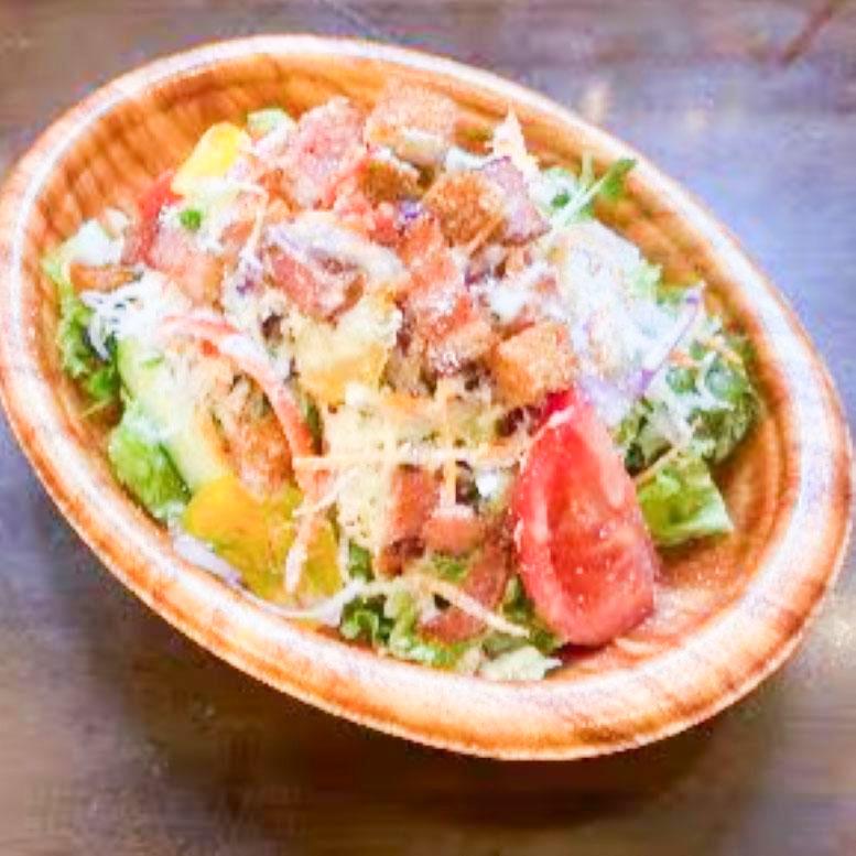 トラットリア シェ ラパン 人気！かりかりベーコンと季節野菜のシーザーサラダ