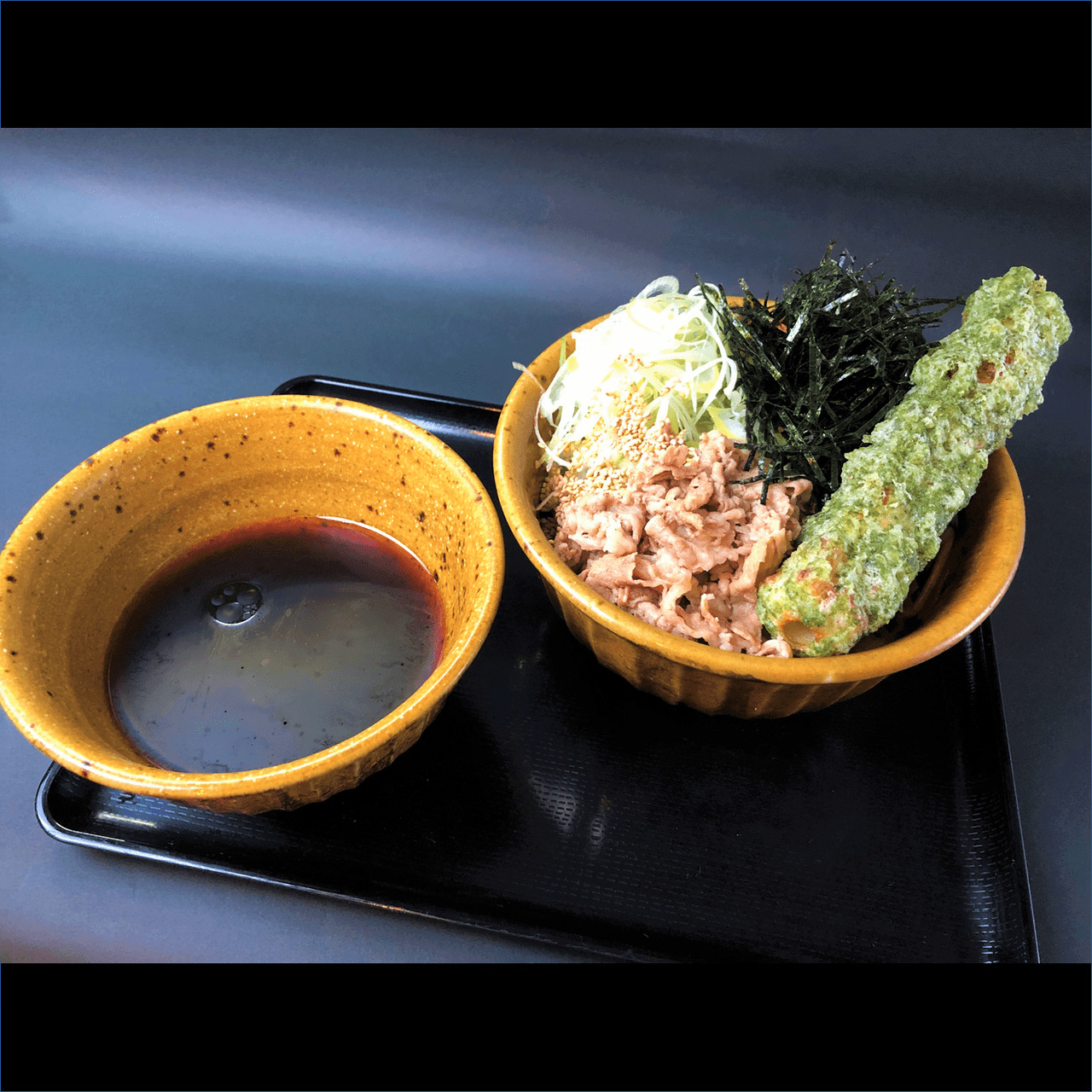 なぜ蕎麦にラー油を入れるのか。 ちくわ天ポーク肉そば Chikuwa Tempura Pork Soba