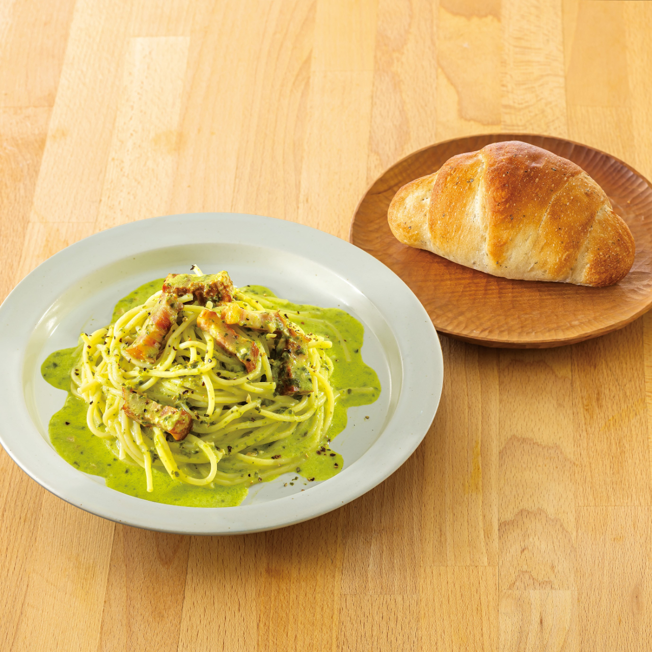 鎌倉パスタ 111.グリルベーコンのジェノベーゼクリームパスタ<名物バジルロール付き>