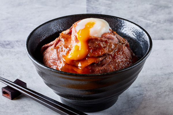 濃厚ローストビーフとハラミ丼「タルビー」 【おすすめ】温玉ローストビーフ丼 Soft-Boiled Egg Roast Beef Bowl