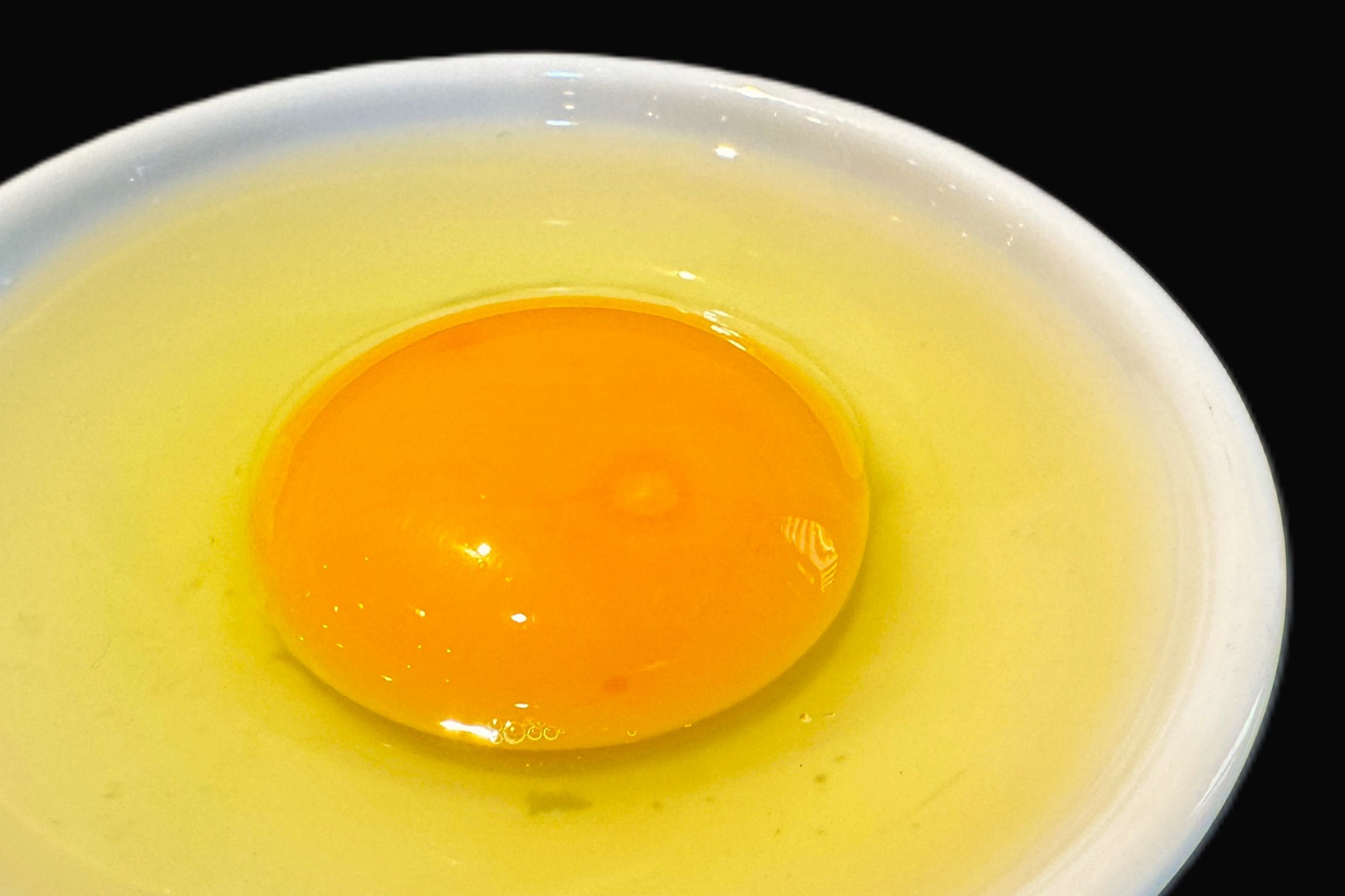 なぜ蕎麦にラー油を入れるのか。 生玉子