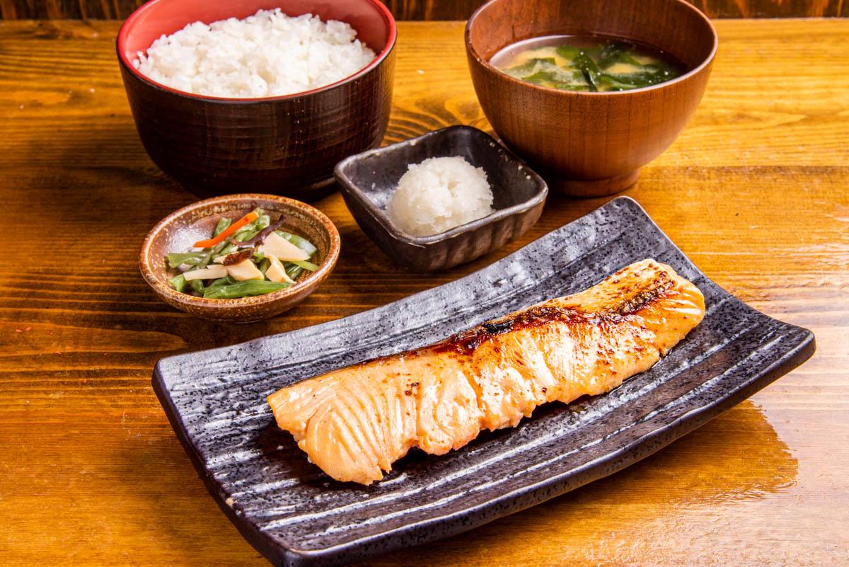 しんぱち食堂人気No.5 サーモン西京漬け定食