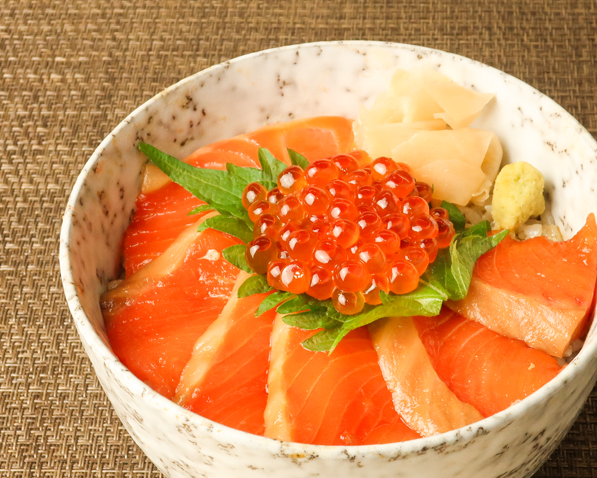 鮨よし田 漬けサーモンといくら 至高の親子丼