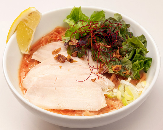 トクベツ。 鶏叉焼まし濃厚旨辛鶏白湯麺(薬味ネギ、レモン、鶏叉焼4枚、サニーレタス、フライドオニオン、糸唐辛子)