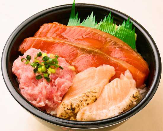 魚丼 漬けサーモンねぎとろ焼きハラス丼(99)
